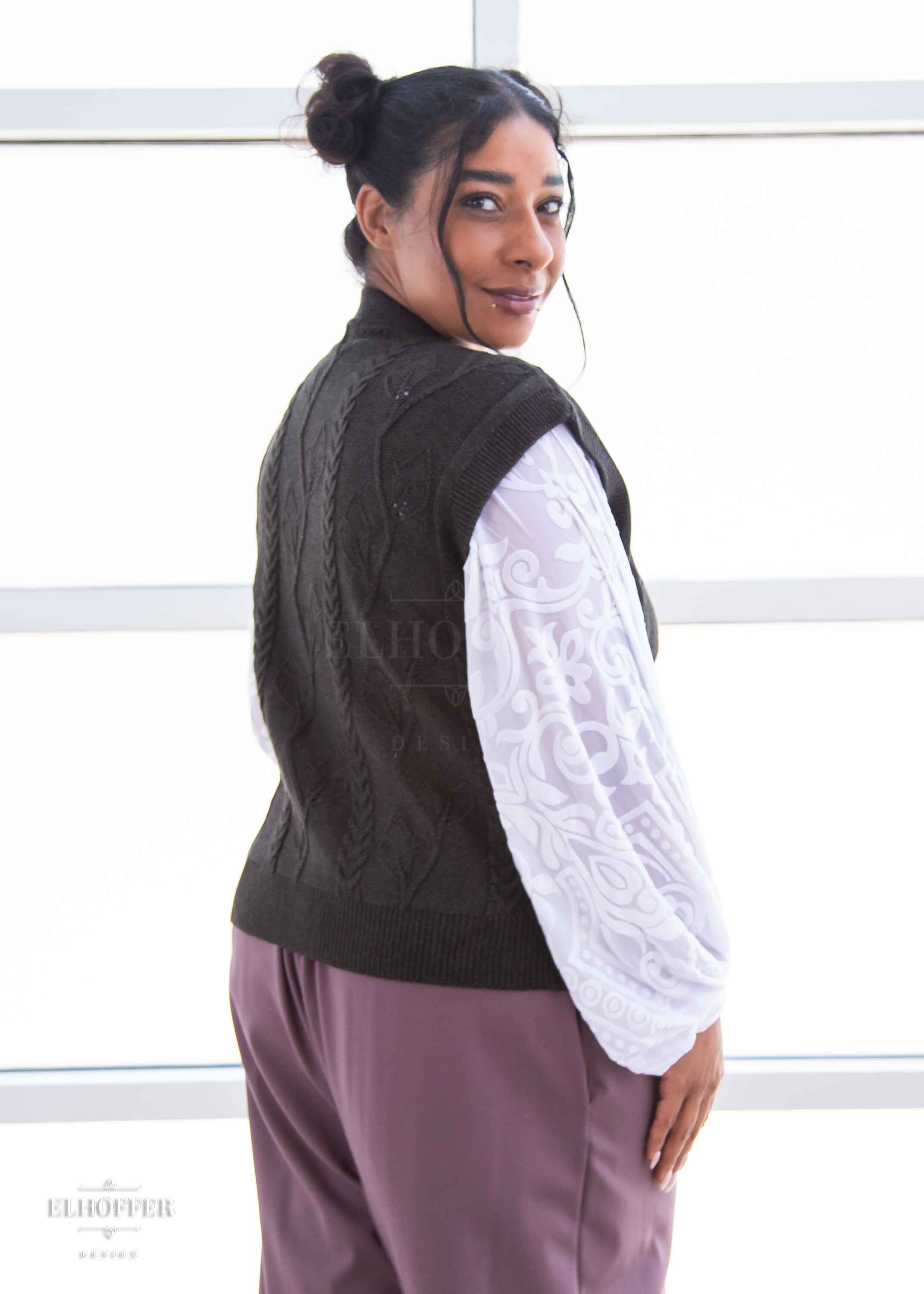 Janae is modeling the Sample M (L-2XL). She has a 40” Bust, 35” Waist, 43” Hips, and is 5’7”.