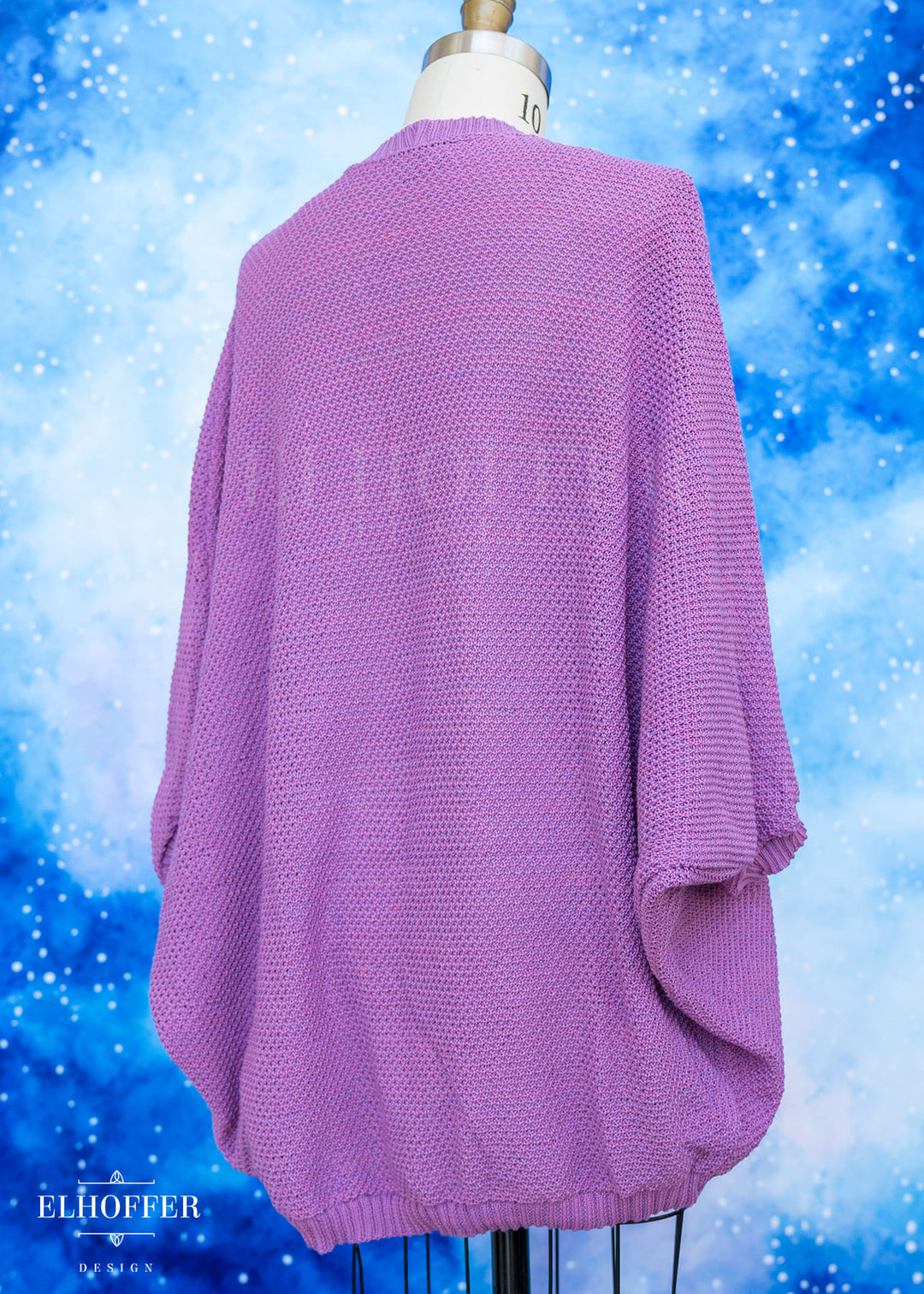 Purple sweater on a mannequin against a blue snowy background with 'Elloffer' branding.