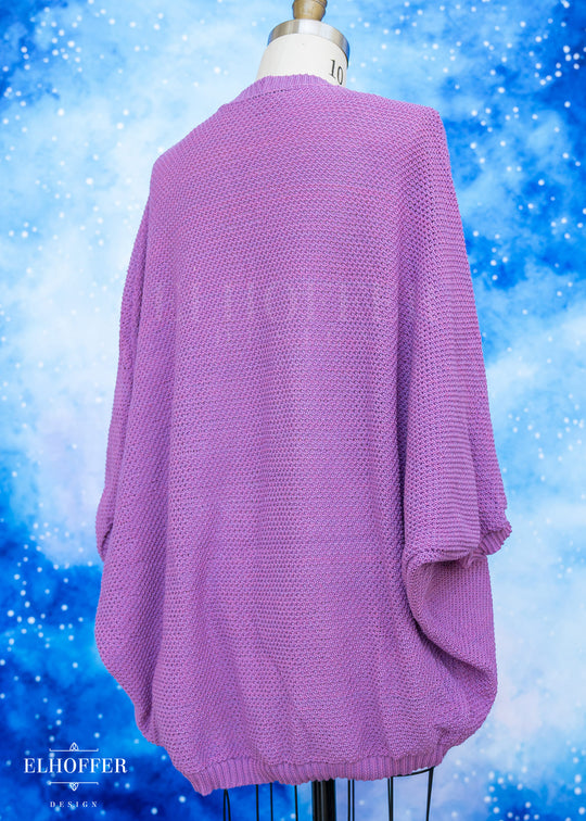 Purple sweater on a mannequin against a blue snowy background with 'Elloffer' branding.