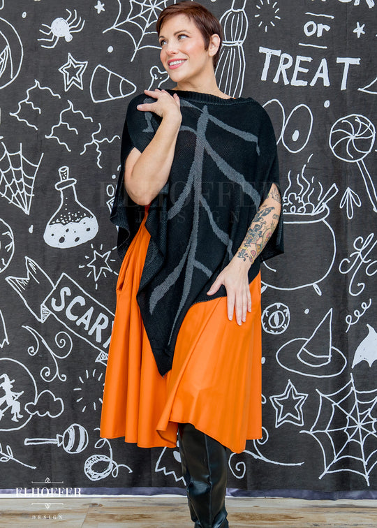 Essential Leaf Poncho - Goth Black