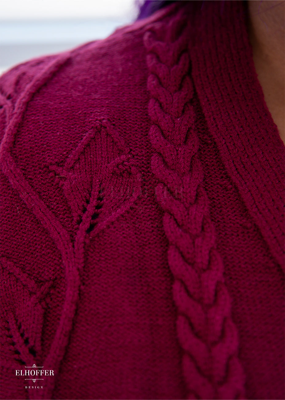 Close up of leafy vine and cable knit pattern