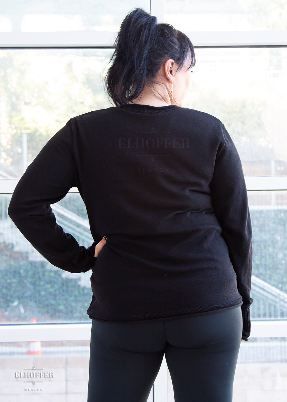 Bernadette is modeling the Sample XL, which has a very slouchy look in comparison to her usual size L. She has a 40” Chest, 36.5” Waist, 43” Hip, and is 5’6”