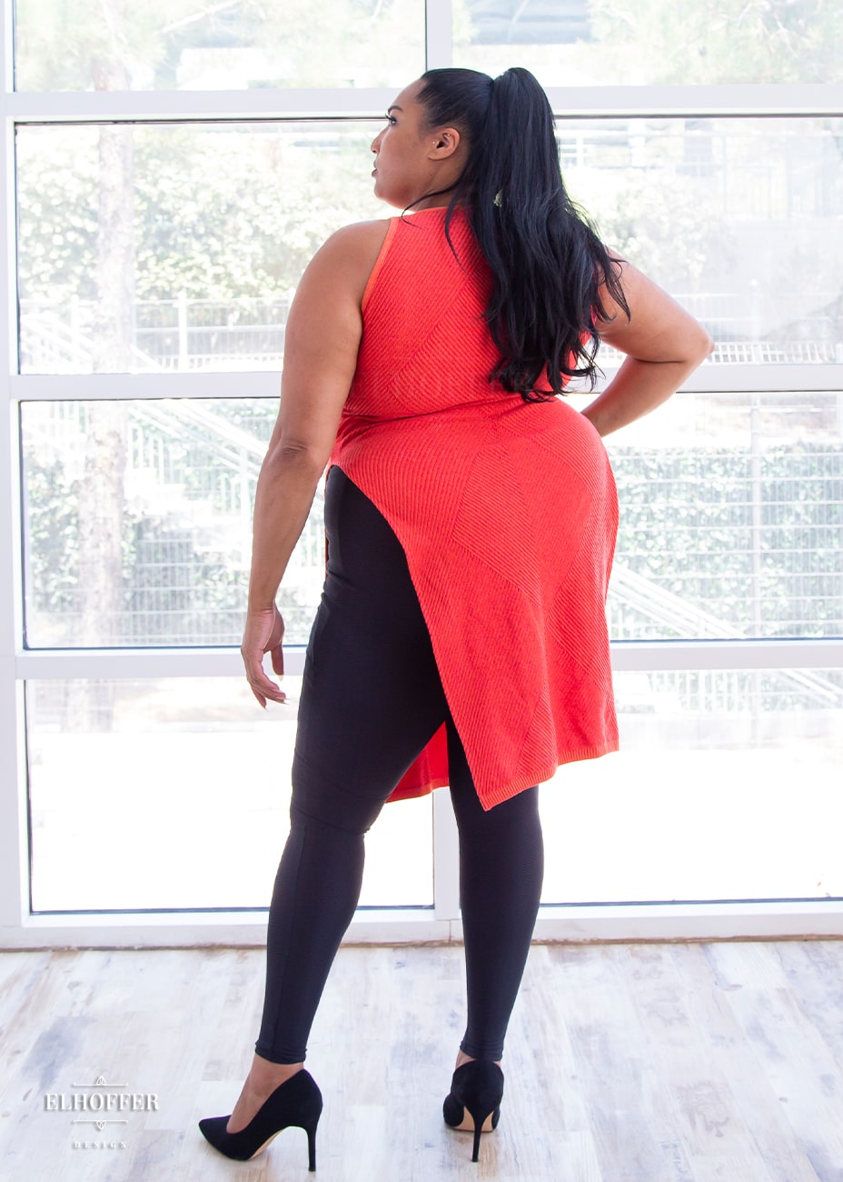 Tas is modeling the size 2XL. She has a 51” Bust, 39.5” Waist, 52” Hips, and is 5’6”.